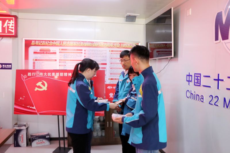 2.學(xué)黨史——中國(guó)二十二冶時(shí)代置業(yè)公司黨委書(shū)記趙曉暉發(fā)放學(xué)習(xí)書(shū)籍《誰(shuí)是最可愛(ài)的人》 (2)